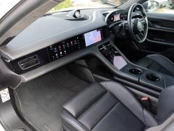 PORSCHE Taycan Photo 3