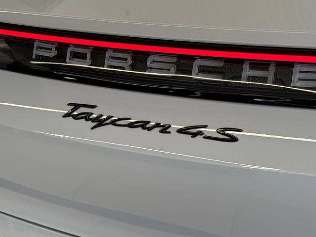 Porsche Taycan Photo 15