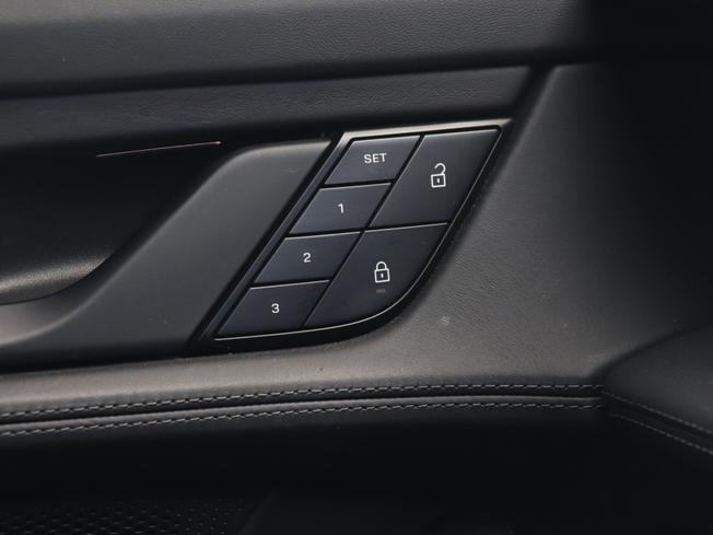 PORSCHE Taycan Photo 23