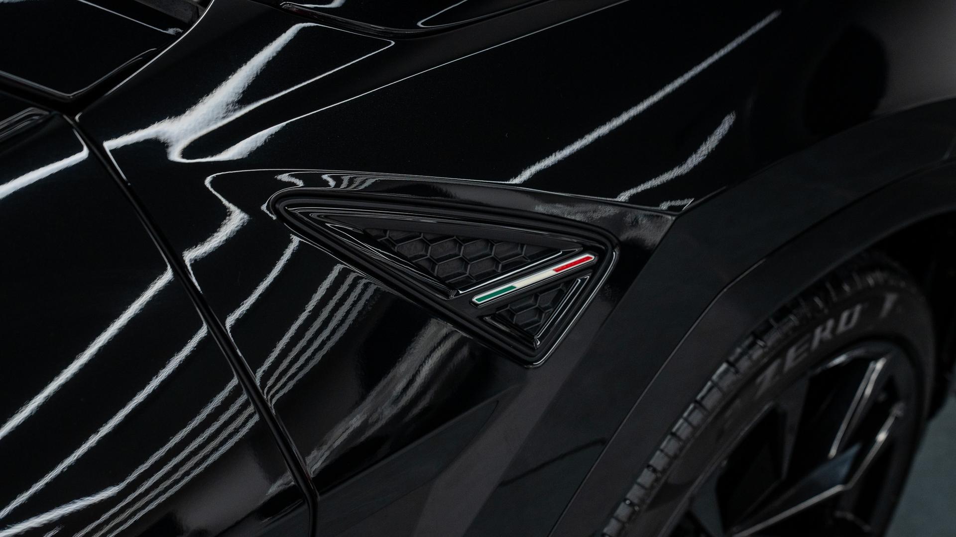LAMBORGHINI Urus Photo 46411792-121b-4d84-8b90-44f5df928005.jpg
