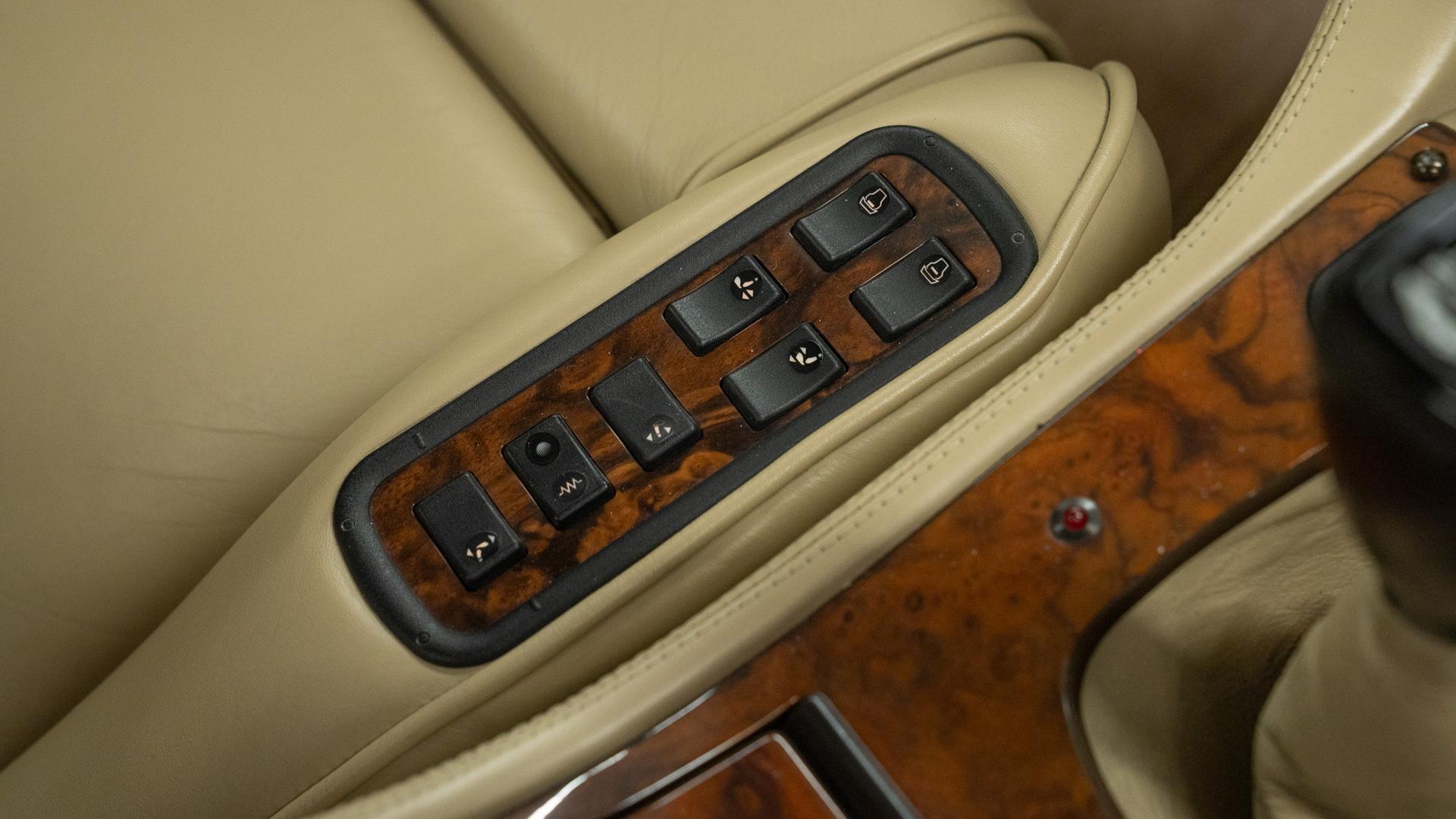 Aston Martin V8 Vantage Photo 464ebc71-6fc7-4147-a851-8dee1813e74f.jpg