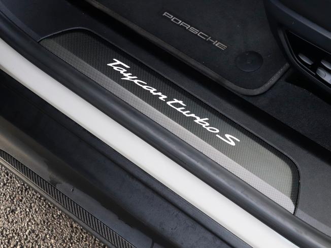 PORSCHE Taycan Photo 16