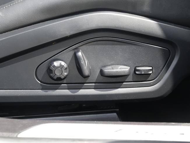 PORSCHE Taycan Photo 19