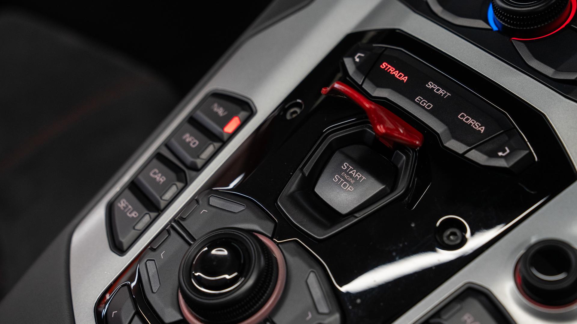 LAMBORGHINI Aventador Photo 46a67aae-7f06-4e06-8d44-a7f54cd381fe.jpg