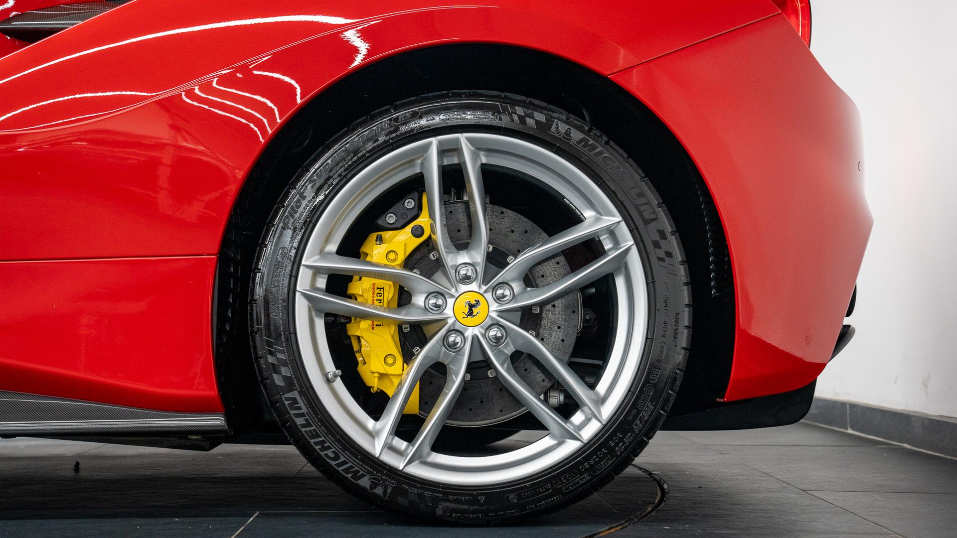 Ferrari 488 Photo 46ab2c1a-26ff-4e96-b07c-b49d34728b6a.jpg