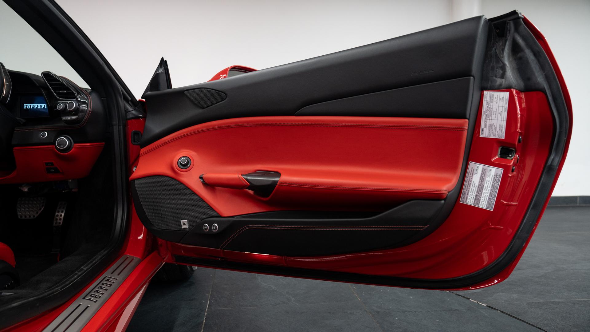Ferrari 488 Photo 46d73e6f-af75-4808-8679-40289fd62a09.jpg