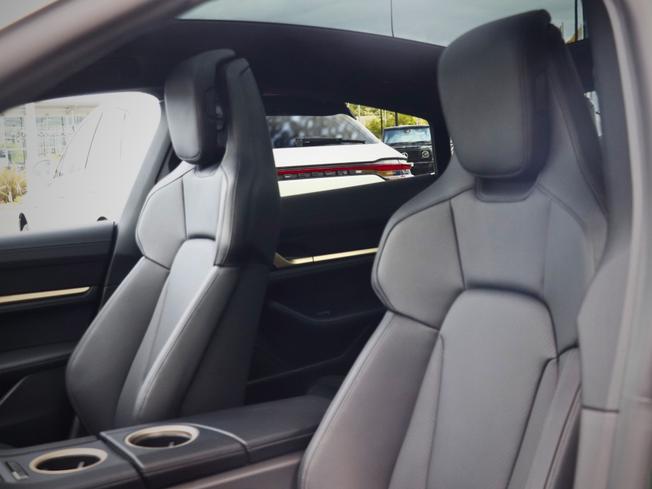 PORSCHE Taycan Photo 46