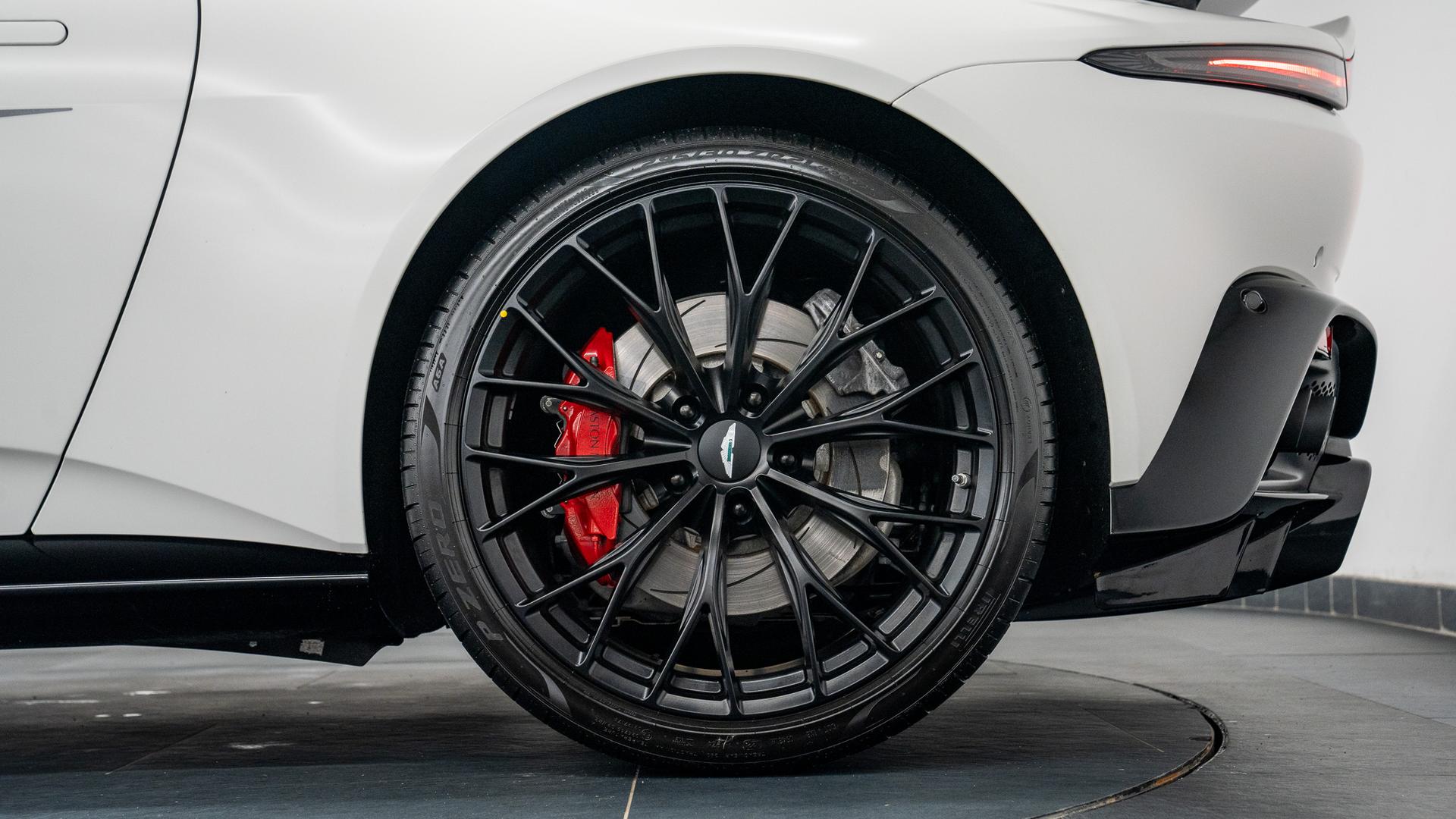 Aston Martin Vantage Photo 4739e969-97e8-4b51-ab77-12efab91d32d.jpg