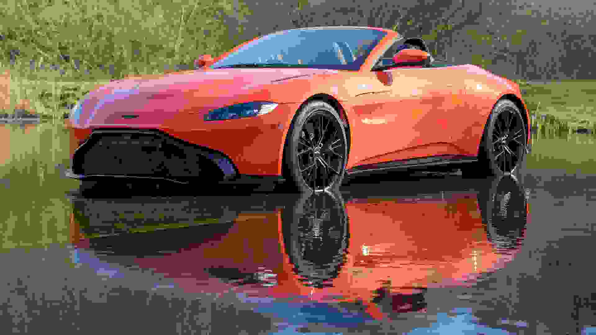Aston Martin Vantage Photo 4740a50b-4946-470f-afd0-1d6cbfa64ebb.jpg