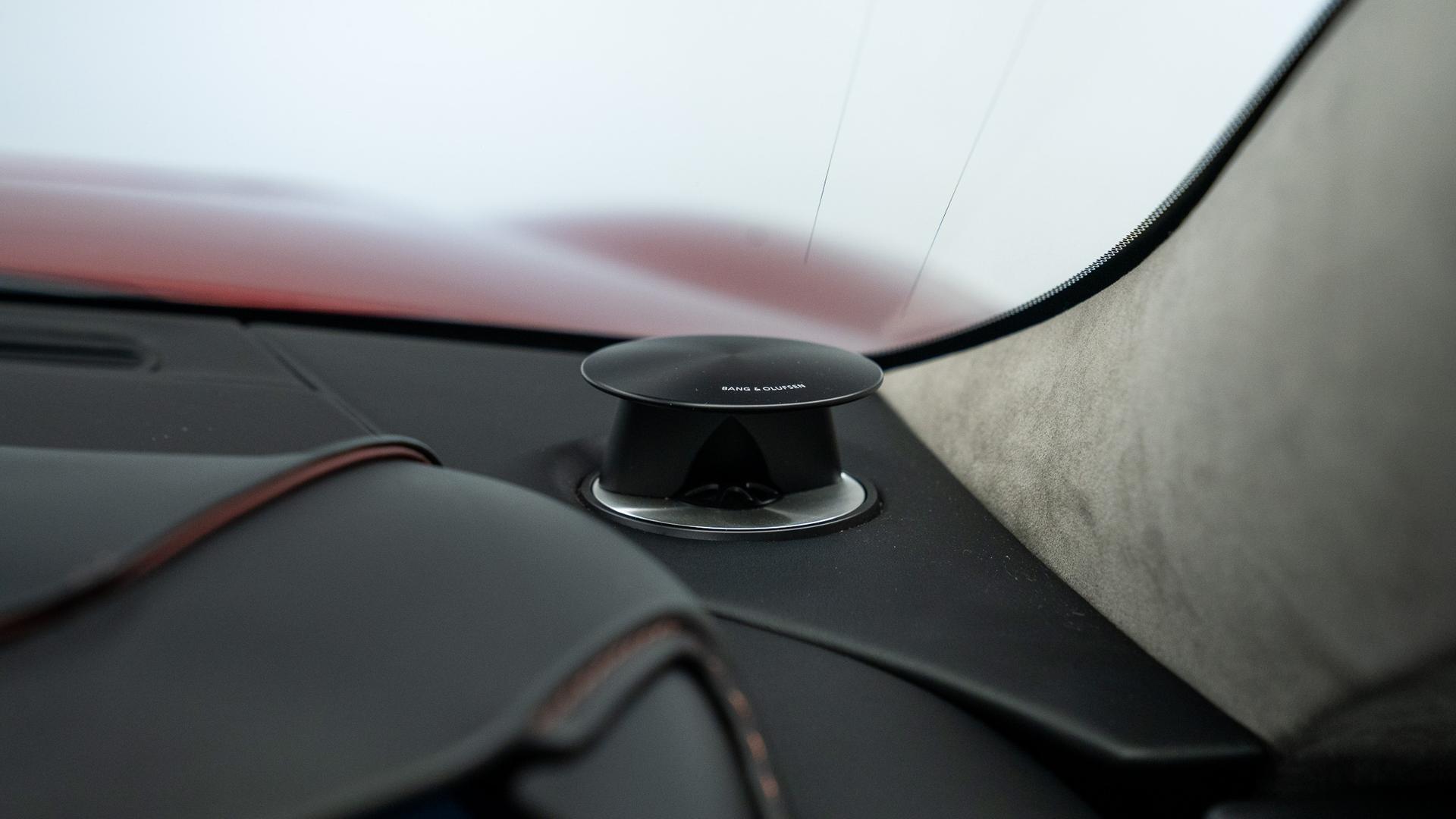 Aston Martin DBS Photo 47647768-ef62-4b25-b701-404865ece63b.jpg
