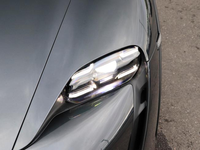 Porsche TAYCAN Photo 8