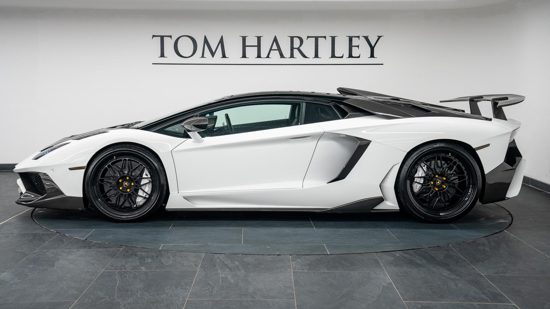 LAMBORGHINI Aventador Photo 47ccbb5d-94c8-4bce-994f-4e52340a54c1.jpg