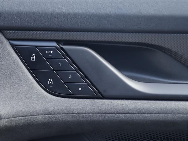PORSCHE Taycan Photo 20