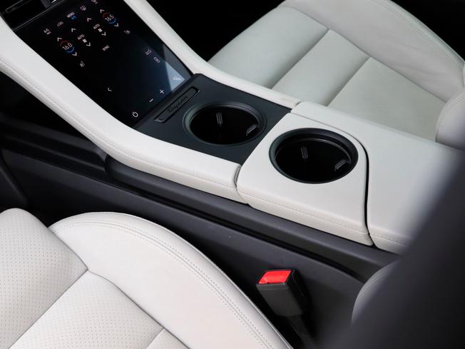 Porsche TAYCAN Photo 30