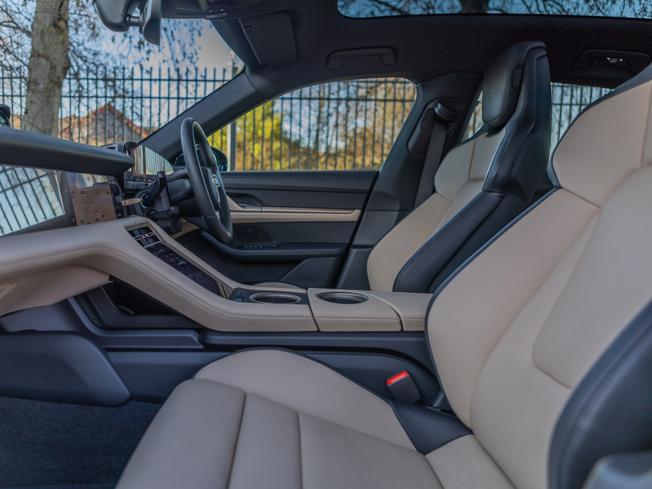 PORSCHE Taycan Photo 3