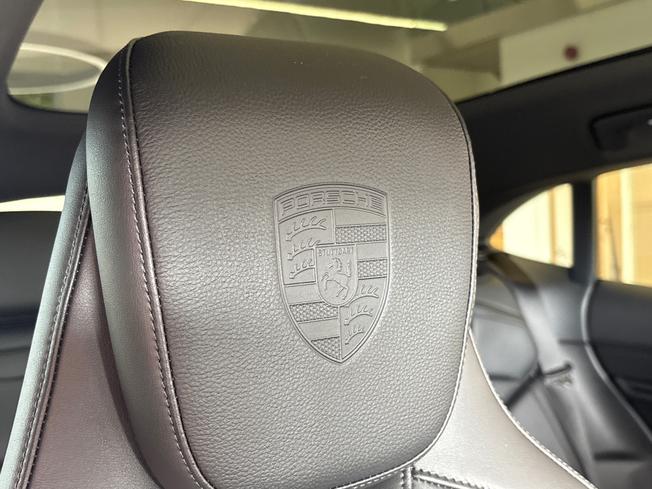 PORSCHE Taycan Photo 15