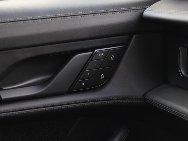 PORSCHE Taycan Photo 24