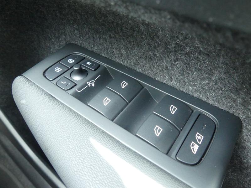 Volvo XC40 Photo 48e840f8-d3d2-49f0-a3e8-f5a10e2315de.jpg