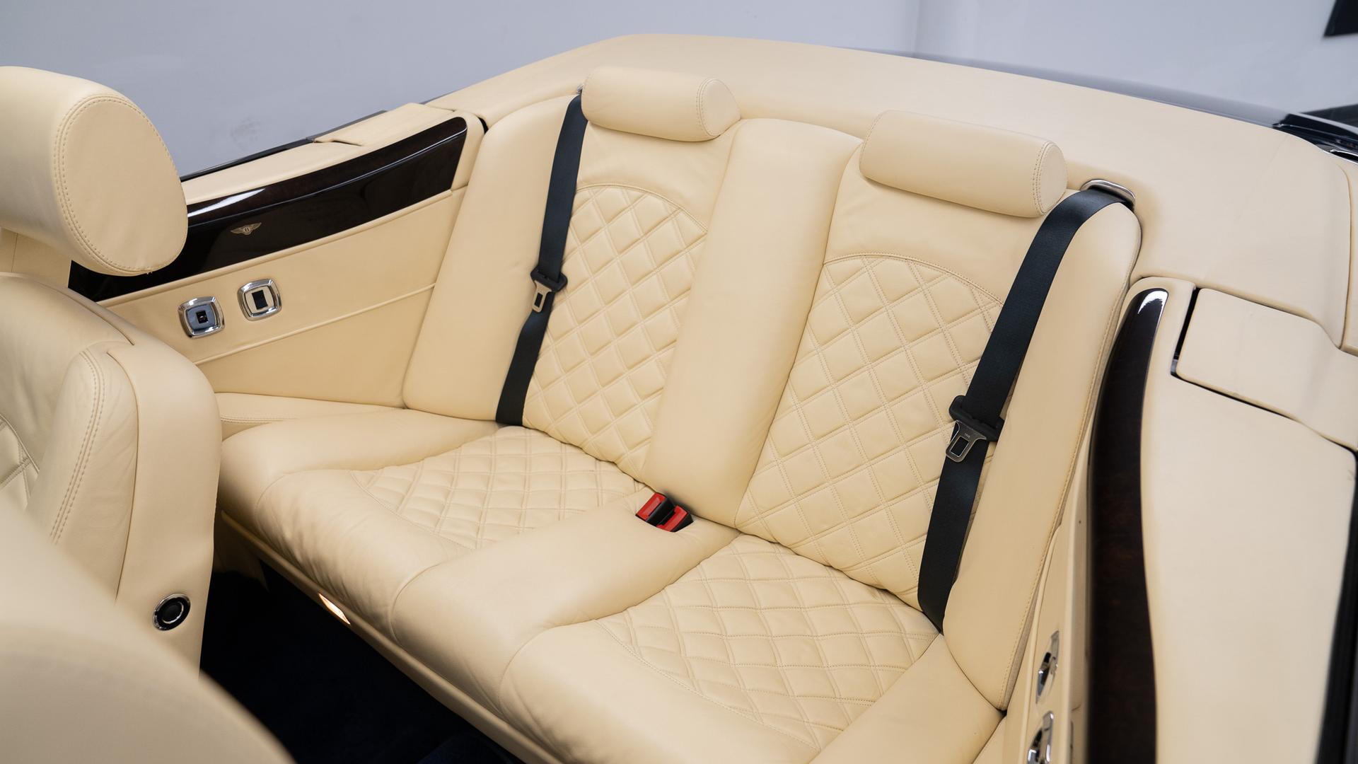 Bentley Azure Photo 48f64012-a9fb-46b4-a8b4-acc5f3168db8.jpg
