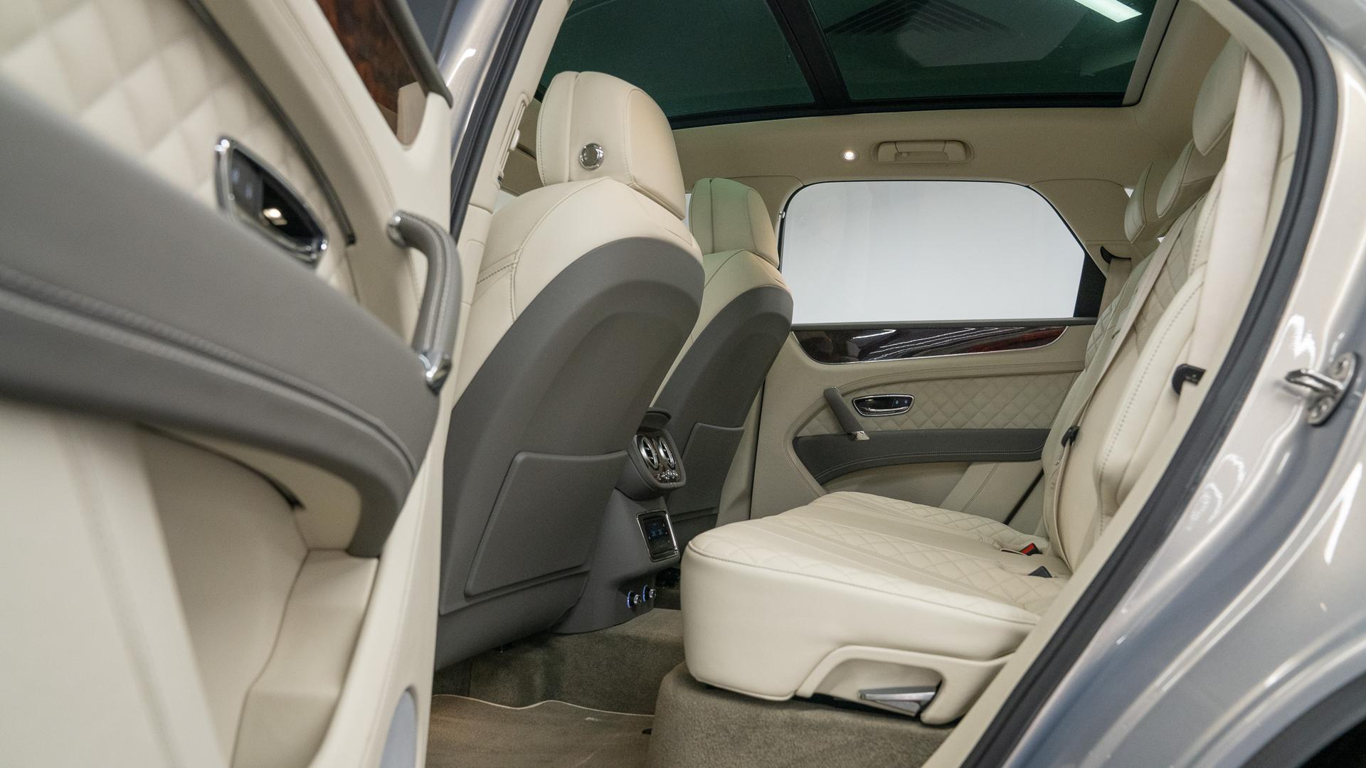Bentley Bentayga Photo 493b4447-76e4-490e-84fc-1f2c9efde2b5.jpg