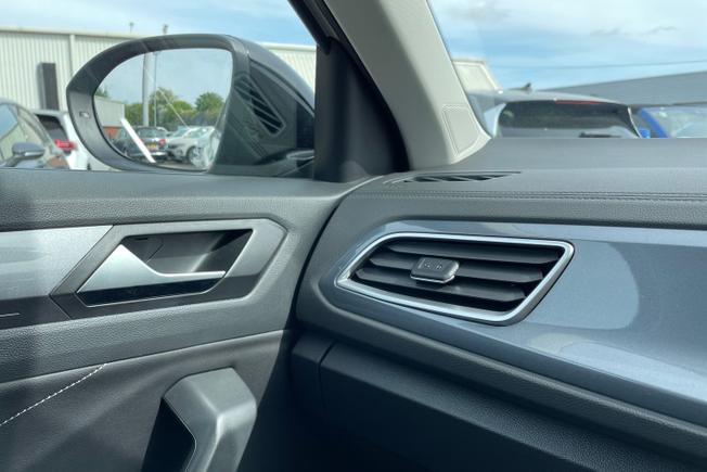 VOLKSWAGEN T-Roc Photo 28