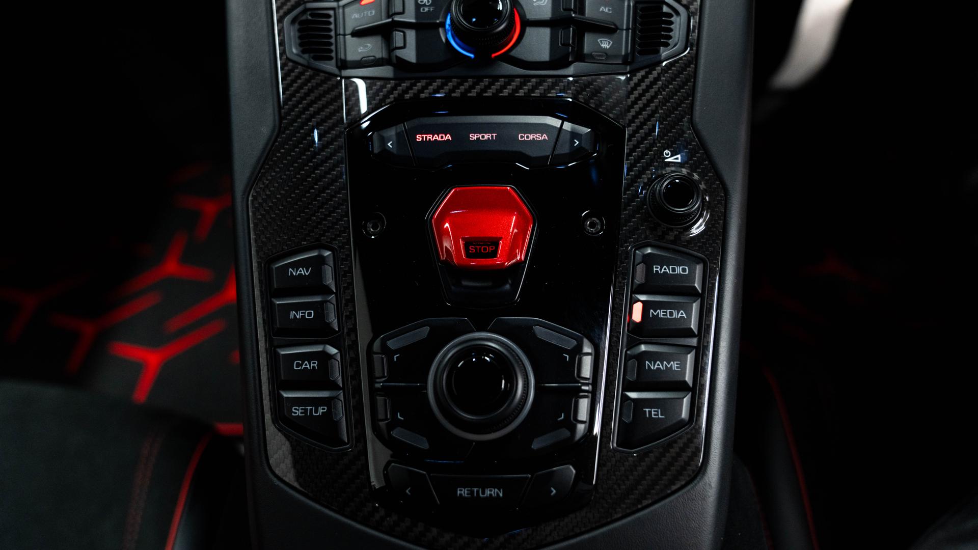 LAMBORGHINI Aventador Photo 497272dd-5e23-4fff-b8e5-a62a0df718de.jpg