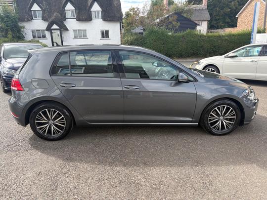 Volkswagen Golf Photo 4979f31c-45a3-44fd-9968-65fb9b62c1f9.jpg