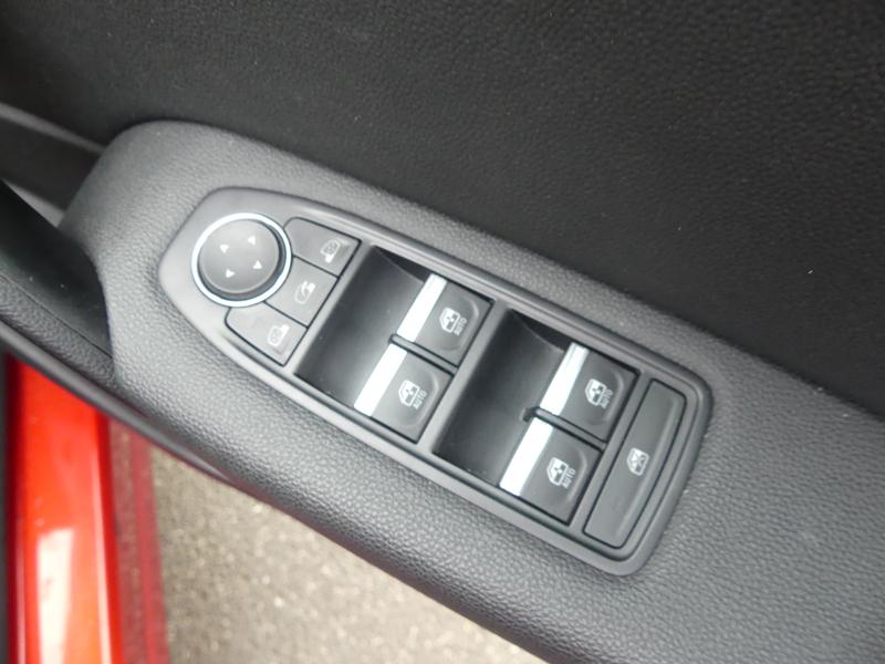 Renault Captur Photo 49c1b2d8-1da6-45d9-a195-81676d97cf04.jpg