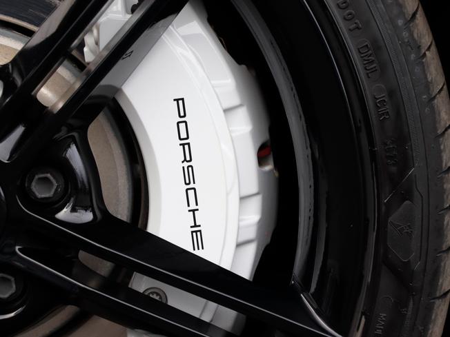 PORSCHE Taycan Photo 16