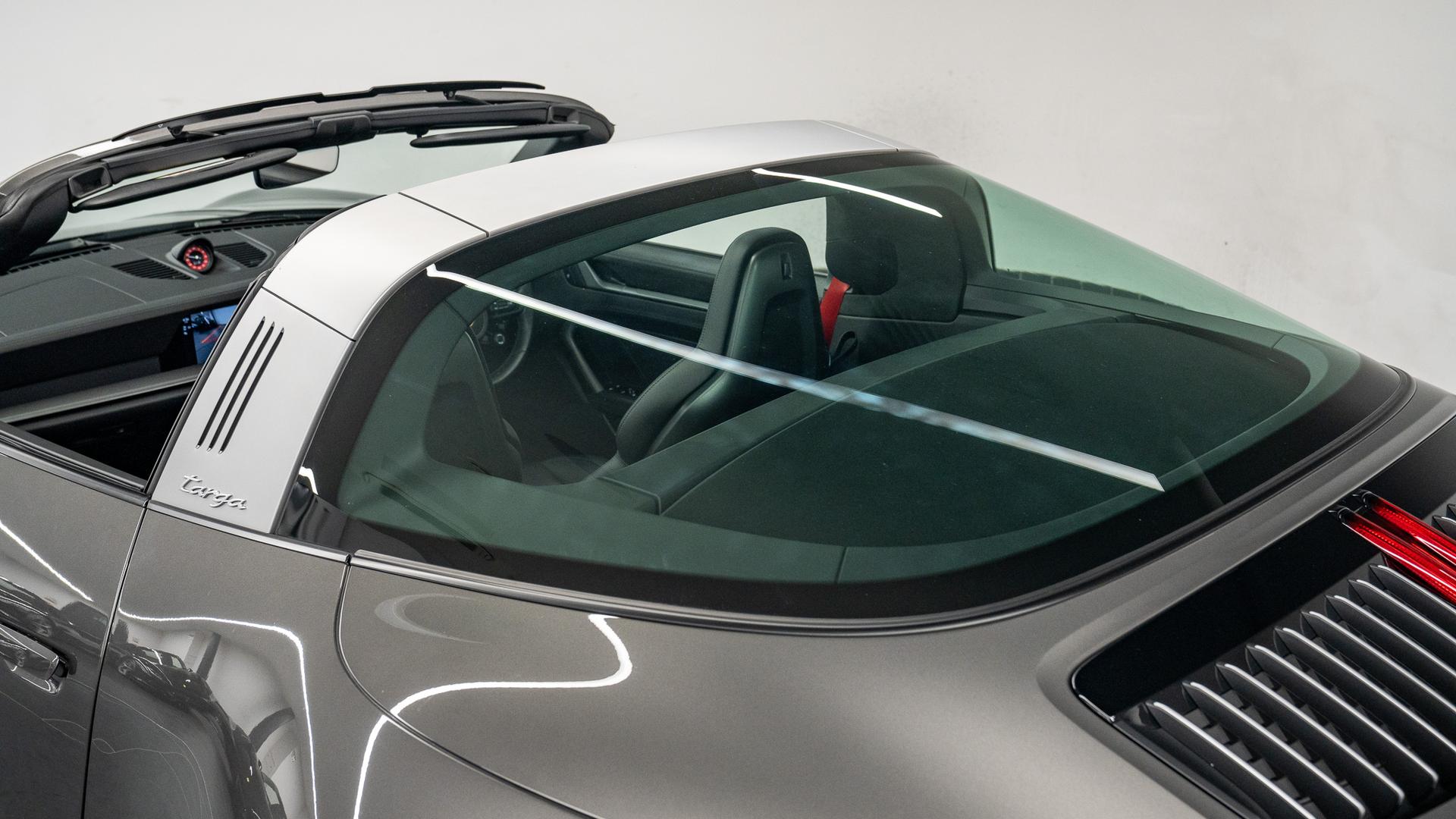 Porsche 911 Photo 4ab0ba00-2a2e-47fa-8f32-1932871bde69.jpg