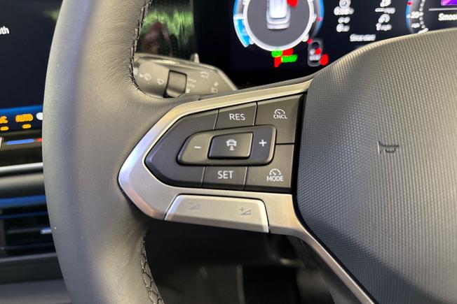 VOLKSWAGEN Tiguan Photo 16