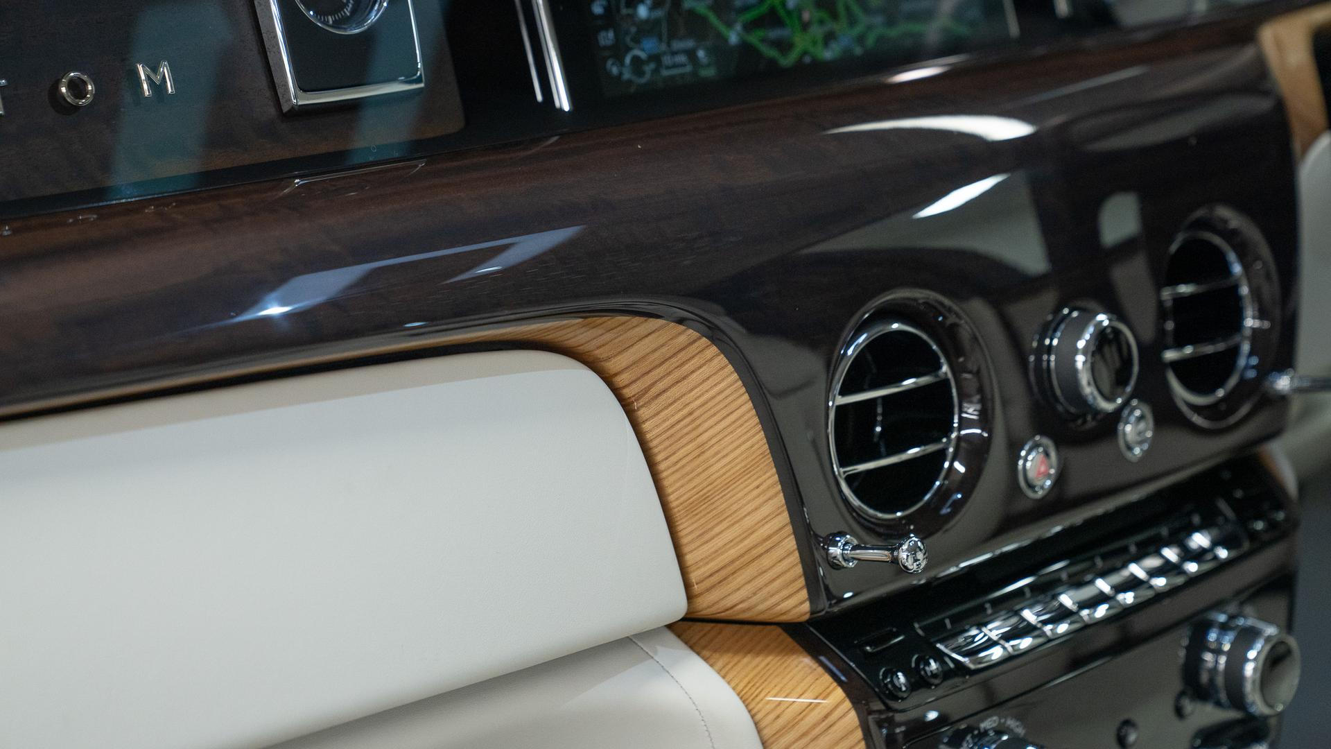 Rolls-Royce Phantom Photo 4b168130-f970-4cb8-9887-bcdbc092a13a.jpg