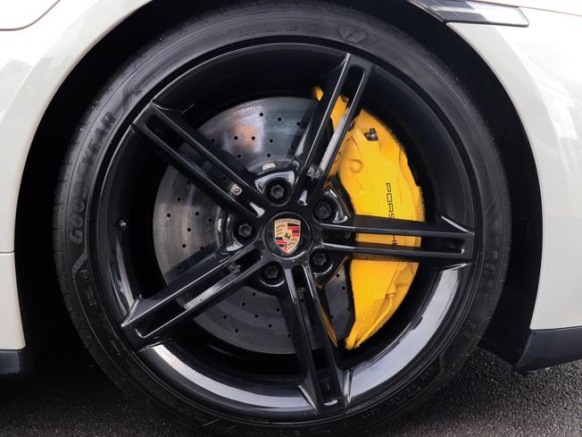 PORSCHE Taycan Photo 4