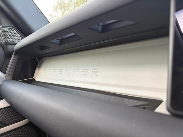 Land Rover Defender 110 Photo 4b9087e1-5b52-4461-ba11-3f67bba989db.jpg