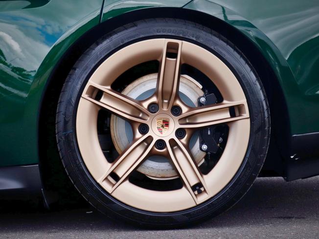 PORSCHE Taycan Photo 4