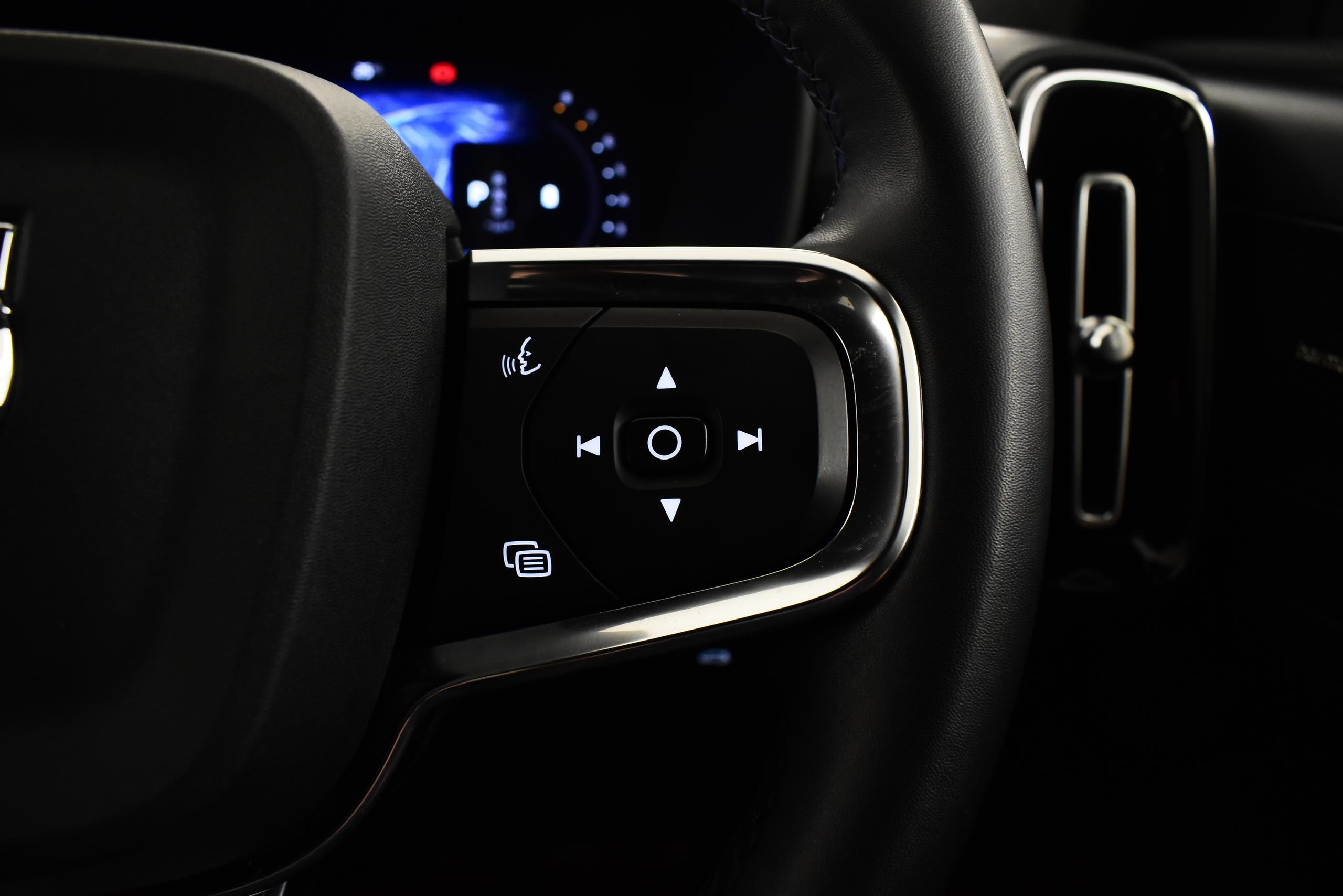 2023 VOLVO XC40 2.0 B4P Ultimate Dark 5dr Auto - vehicle photo 13 for sale on PureCar