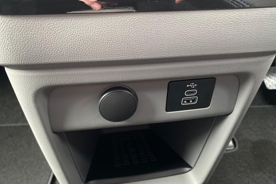 Ford E-TRANSIT CUSTOM Photo 4c97bbc3-de34-4d1e-a58f-4a642ff24c5c.jpg