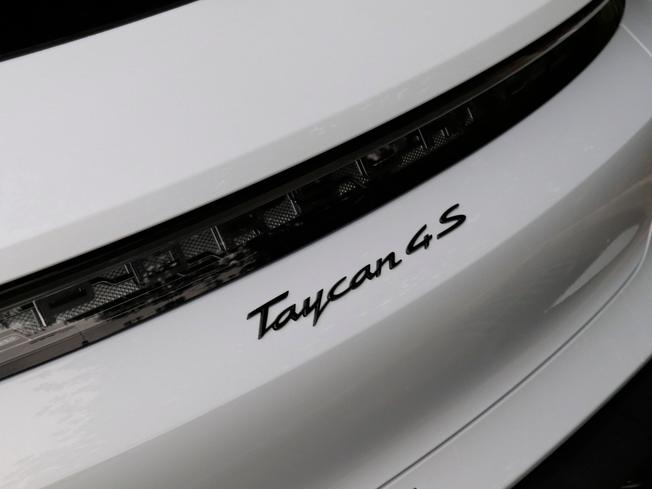 Porsche TAYCAN Photo 12