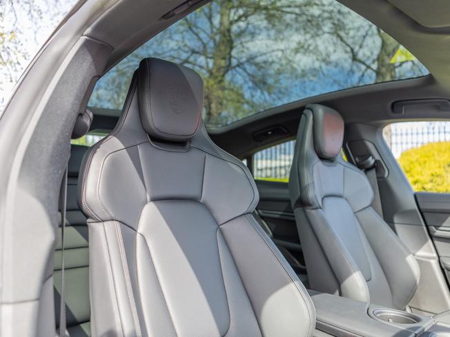 PORSCHE Taycan Photo 10