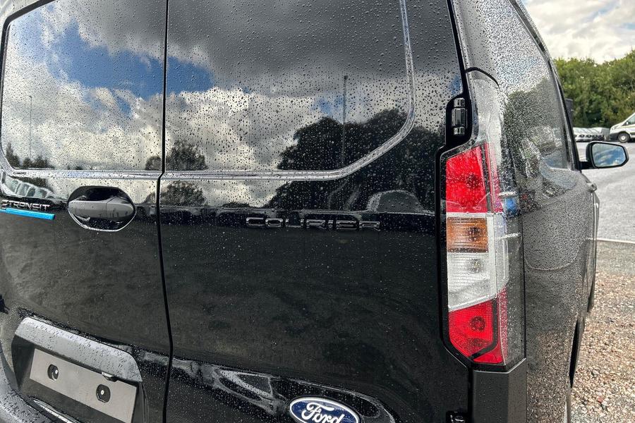 Ford E-TRANSIT COURIER Photo 4d4d5cfb-f8c1-43f9-94ac-2a730926ce38.jpg