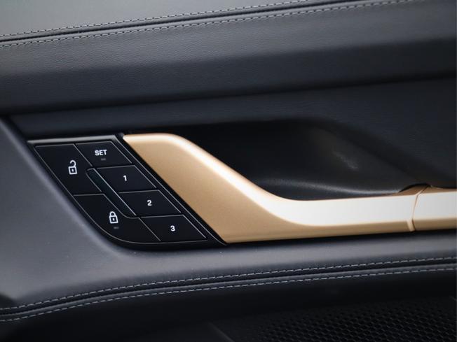 PORSCHE Taycan Photo 24