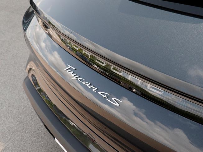 Porsche Taycan Photo 31