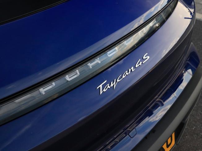 PORSCHE Taycan Photo 14