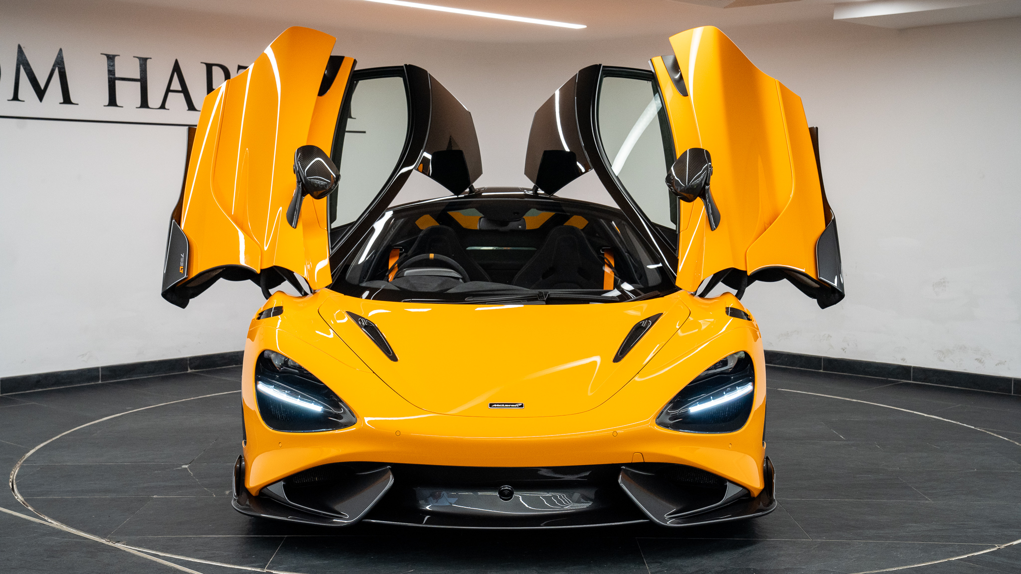 McLaren 765LT được sử dụng trong những trận đua đầy kịch tính. Hãy cùng chiêm ngưỡng sự mạnh mẽ và tốc độ của chiếc siêu xe này. Với thiết kế đẹp mắt, động cơ mạnh mẽ và sự cân bằng hoàn hảo, McLaren 765LT đang chờ đợi bạn để trải nghiệm sự tuyệt vời của nó. Hãy cùng xem nhé!