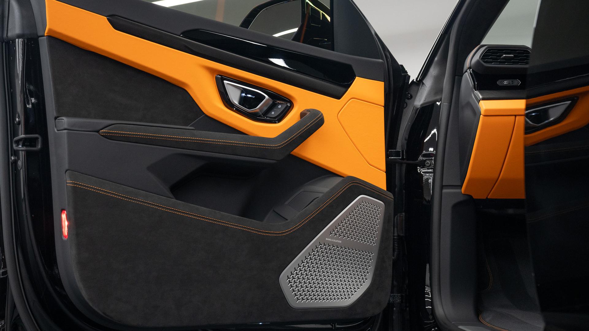 LAMBORGHINI Urus Photo 4f2b741b-7e11-428d-91eb-632c90582c8c.jpg