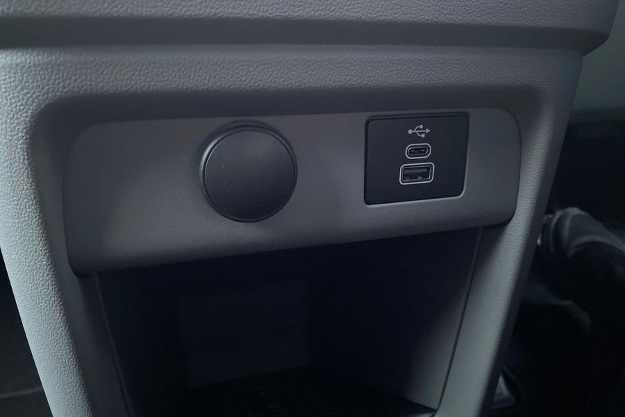 Ford E-TRANSIT CUSTOM Photo 4f50a054-77d3-440a-921e-70e70dffa536.jpg