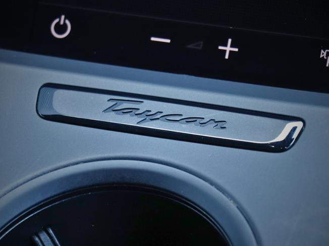 PORSCHE Taycan Photo 27