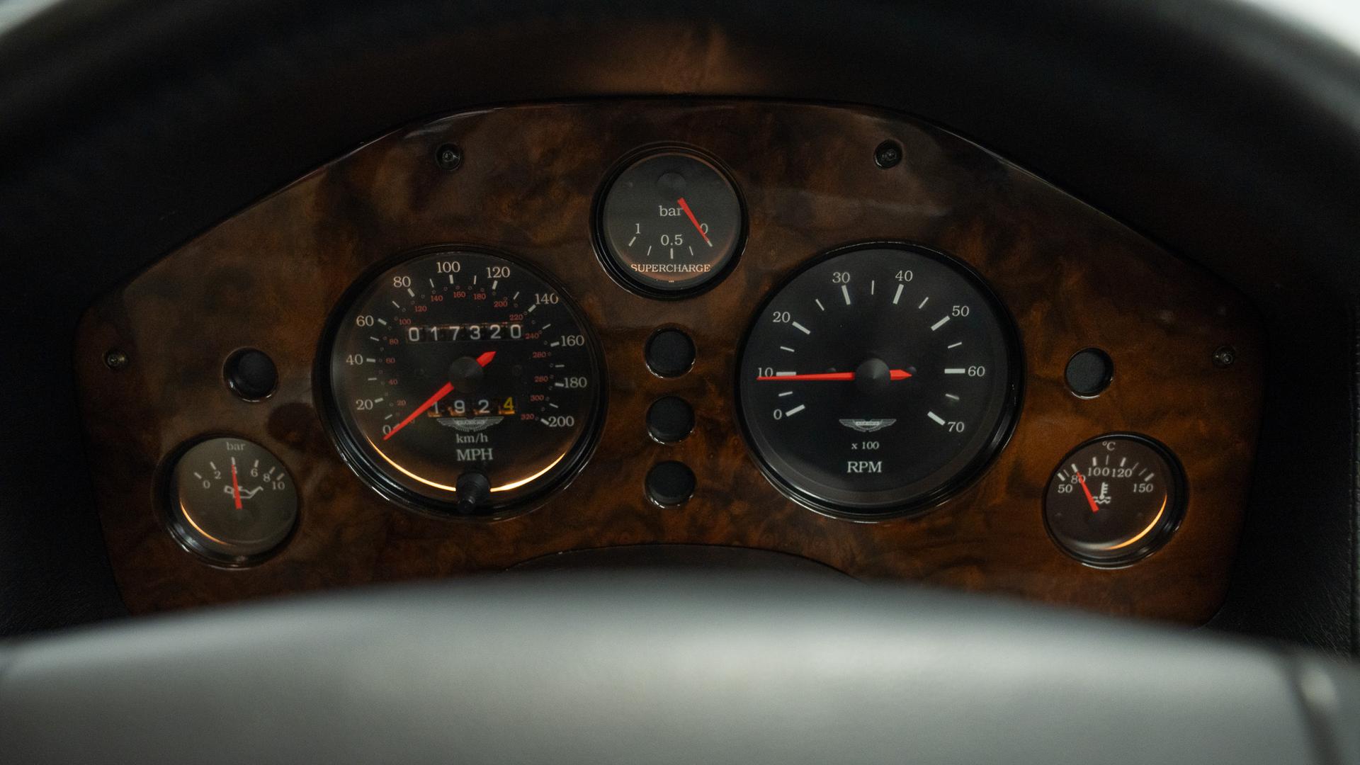 Aston Martin V8 Vantage Photo 5030dc6f-96fa-4879-a481-23d63e7ab890.jpg