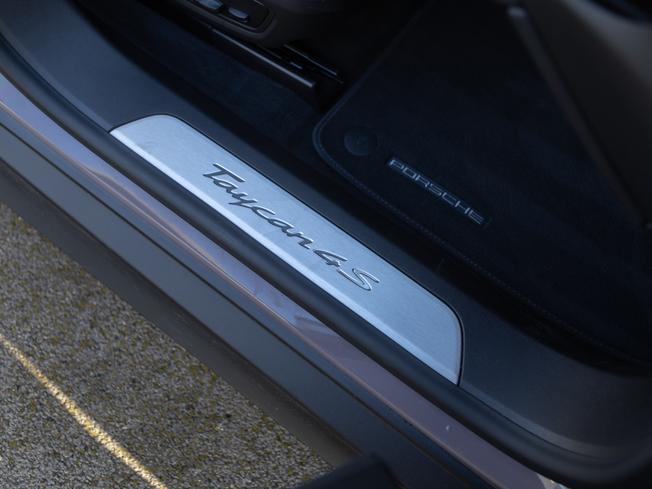 PORSCHE Taycan Photo 34