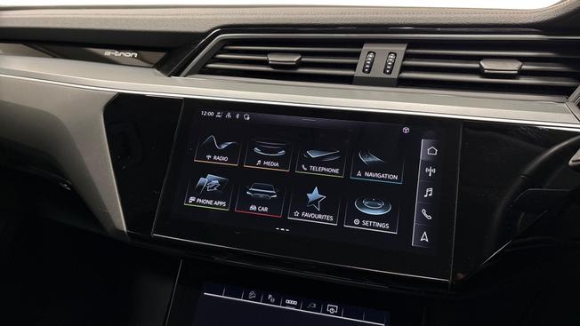 AUDI e-tron Photo 8